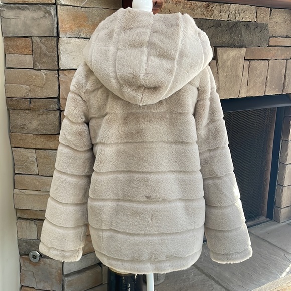 NWT Vegan Fur jacket - Picture 6 of 16